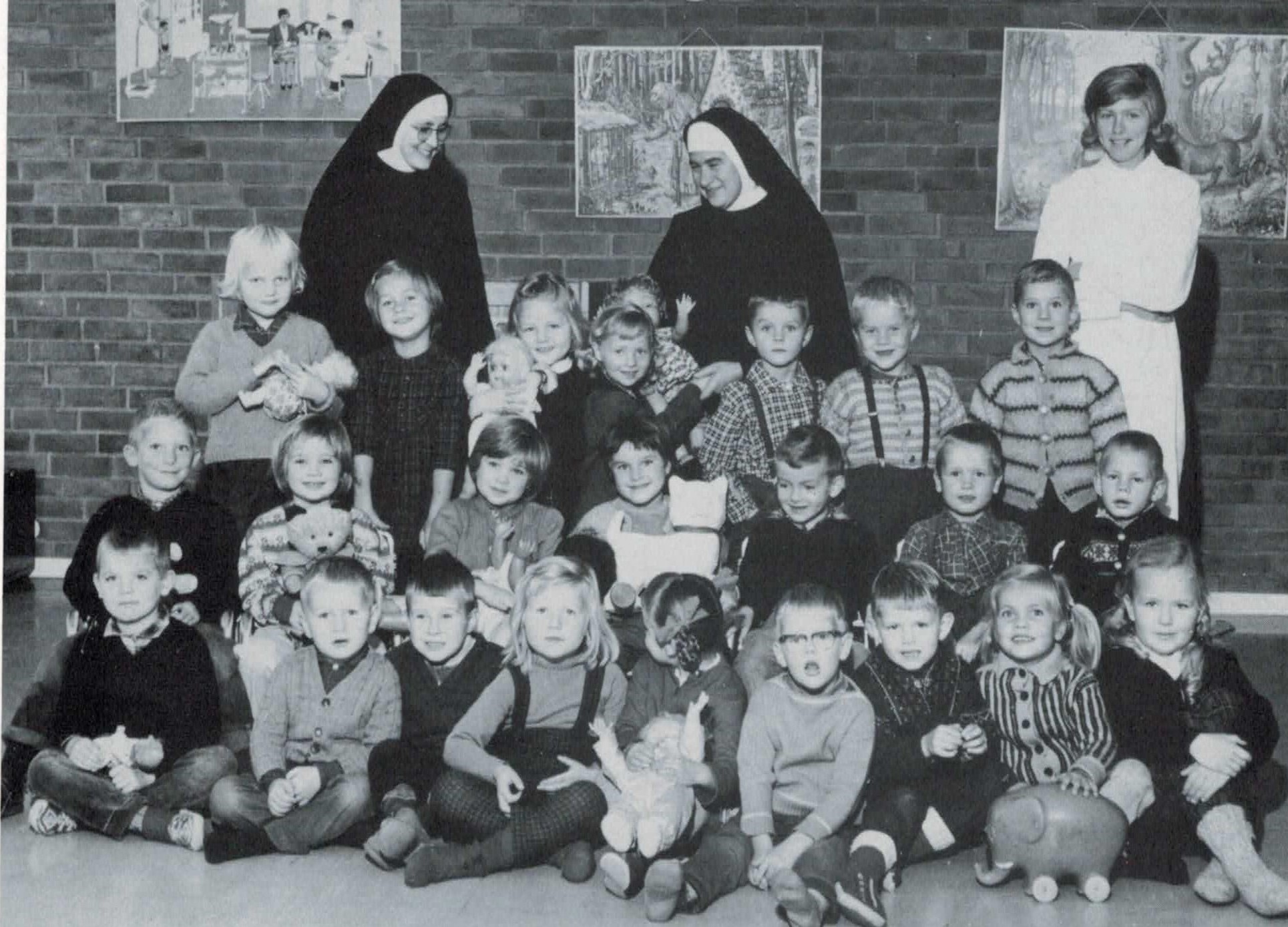 LILLESTRØM 1964: Søstrene M. Ingrid og M. Hedwig, en praktikant og mange barn.